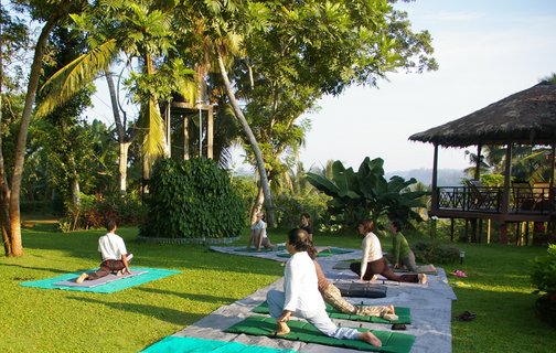 Yoga unter freiem Himmel im Shanthi Lanka auf Sri Lanka üben
