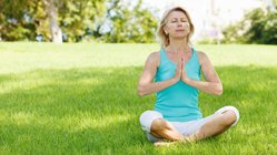 yoga-reisen-urlaub-meditation-wiese-gras-sukhasana-schneidersitz-lotussitz-asanas-haltung-anjali-mudra-siegel-des-grusses Meditatives Yoga im Grünen