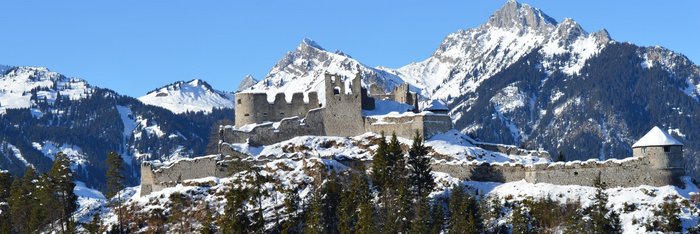 Die verschneite Berglandschaft Tirols lädt zu Schneewanderungen ein
