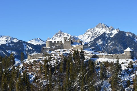 Die verschneite Berglandschaft Tirols lädt zu Schneewanderungen ein
