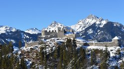 yoga-reisen-oestereich-tirol-reutte-naturhotel-lechlife-schnee-landschaft Die verschneite Berglandschaft Tirols lädt zu Schneewanderungen ein