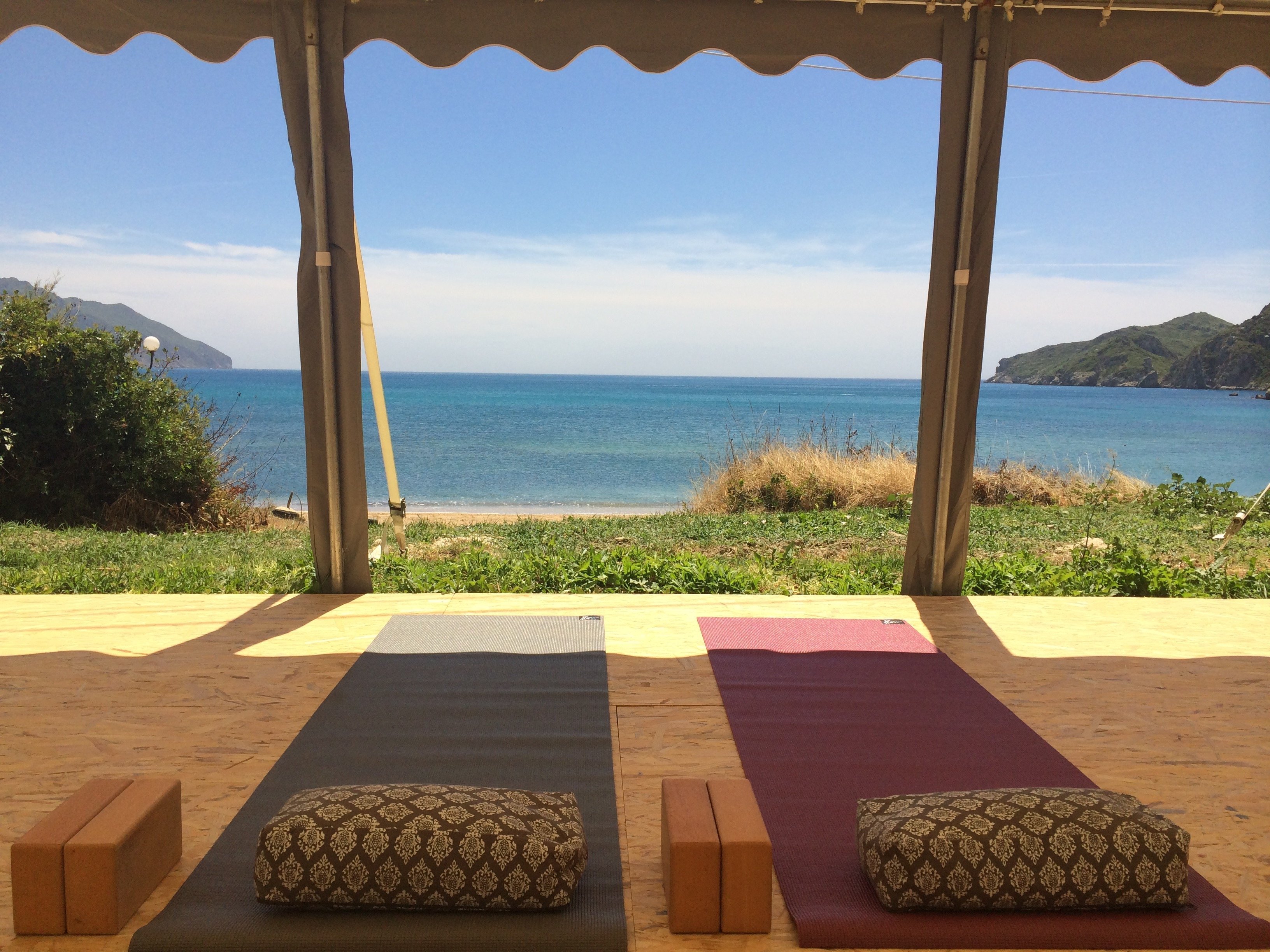 yoga-urlaub-griechenland-korfu-reisen-yogareisen-korfu-pension-vrachos Yoga-Shala direkt am Strand