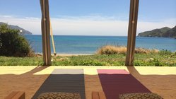 yoga-urlaub-griechenland-korfu-reisen-yogareisen-korfu-pension-vrachos Yoga-Shala direkt am Strand