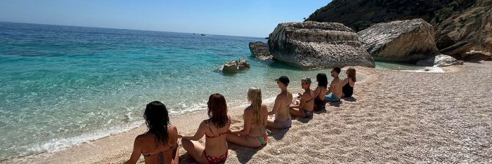 Der Yoga wird bei Sonnenschein genossen.
