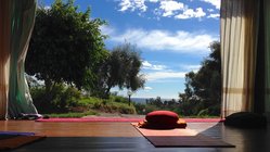 Italien Sardinien Hotel Galanìas Yogahalle Genießen Sie einen traumhaften Blick aus der Yogahalle im Hotel Galanìas