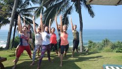 Yoga üben in der Gruppe in der wärmenden Sonne Indiens