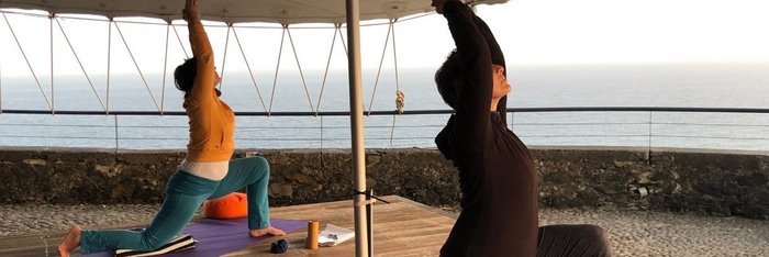 Die Yogis in der Pose Anjaneyasana