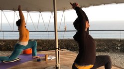 yoga-urlaub-portugal-madeira-hotel-estalagem-da-ponta-do-sol-asana Die Yogis in der Pose Anjaneyasana