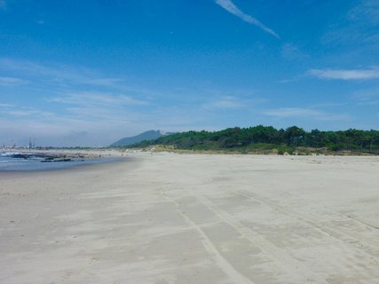 Atmen Sie tief durch am Strand und lauschen Sie den Wellen
