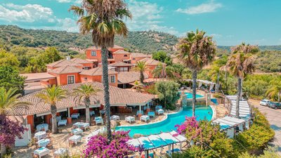 Das Hotel Galanias inmitten der Palmen Das Hotel Galanias inmitten der Palmen