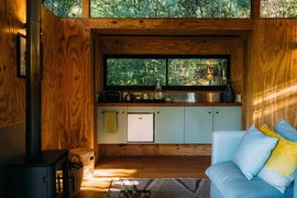 Eine kleine Küche in der Water Hut Suite