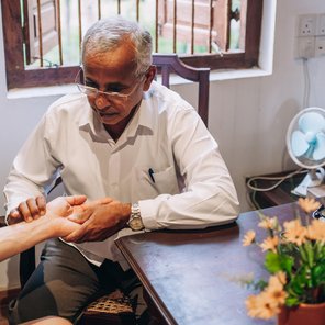 Ayurveda Arzt untersucht den Patienten