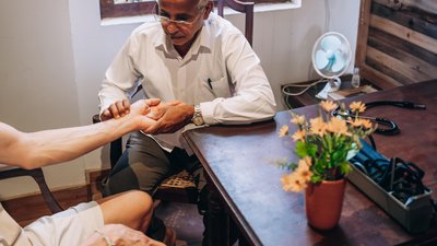 Ayurveda Arzt untersucht den Patienten