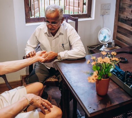 Ayurveda Arzt untersucht den Patienten