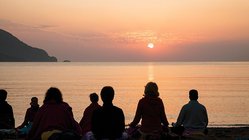 yoga-urlaub-tuerkei-lykische-kueste-lykia-meditation-strand Nach einer aufregenden Wanderung den Sonnenuntergang am Strand genießen