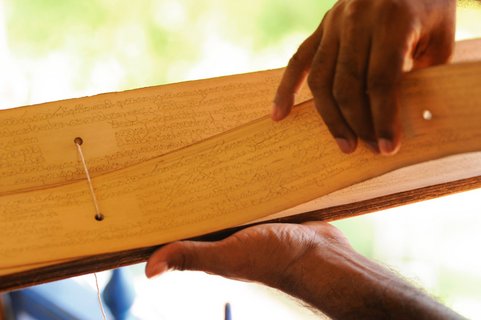 Brahmane lesen die alten Schriften auf einem Palmblatt 