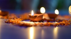 stimmung-weihnachten-silvester-kerze-licht Der Schein der Kerze erhellt auch den dunkelsten Raum