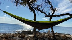 yoga-urlaub-kroatien-kvarner-bucht-hotel-balatura-haengematte-meer Tanken Sie Ruhe und Kraft in der Hängematte des Hotel Balaturas mit Ausblick auf das Meer
