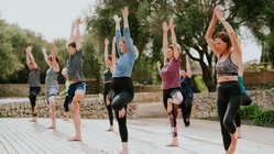 yoga-urlaub-spanien-mallorca-son-mola-vell-gruppe Eine Yogagruppe genießt die Yogaplattform der Yoga Finca Son Mola Vell.