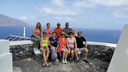yoga-urlaub-afrika-kapverden-gruppe-meer Strahlende Gesichter nach der Wanderung