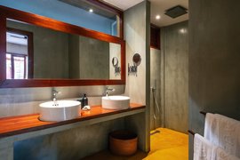 Elegantes Badezimmer des Beachside Rooms