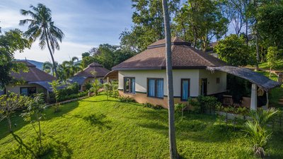 Die grüne Anlage des Mangosteeen Resorts