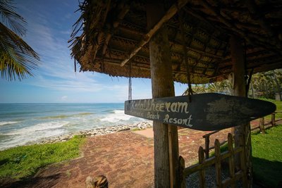 Das Kadaltheeram Ayurvedic Beach Resort liegt direkt am Strand