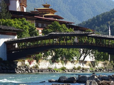 Die alte Brücke am Kloster verbindet die beiden Ufer am Bergfluss
