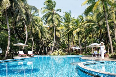 Am Pool zwischen Palmen entspannen