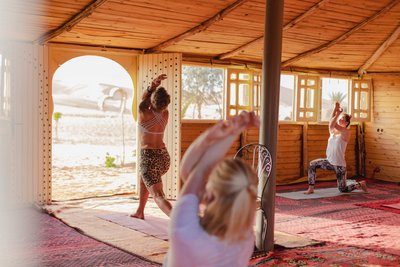 Yoga üben in der hellen Yogashala