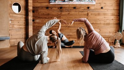 Yoga üben mit Gleichgesinnten