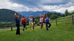 yoga-urlaub-italien-südtirol-hotel-saalerwirt-tanzen Die Reisegruppe praktiziert fröhlich.