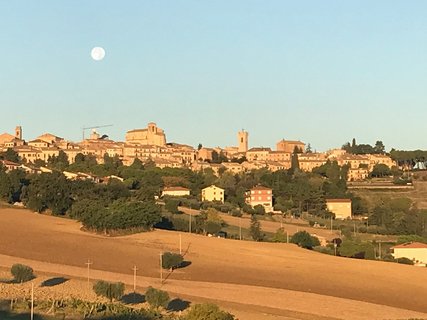 Die Aussicht auf das italienische Dorf Recanati 