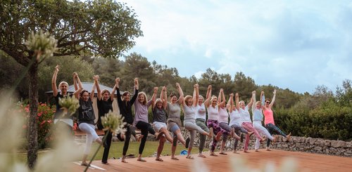 Frauengruppe die sich alle an den Händen halten