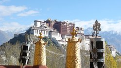 tibet-reisen-kailash-himalaya-kultur-sehenswuerdigkeiten-lhasa-palast-potala Der Potala Palast diente in der Vergangenheit u.a. als Regierungssitz, Kloster und Residenz mehrerer Dalai Lamas