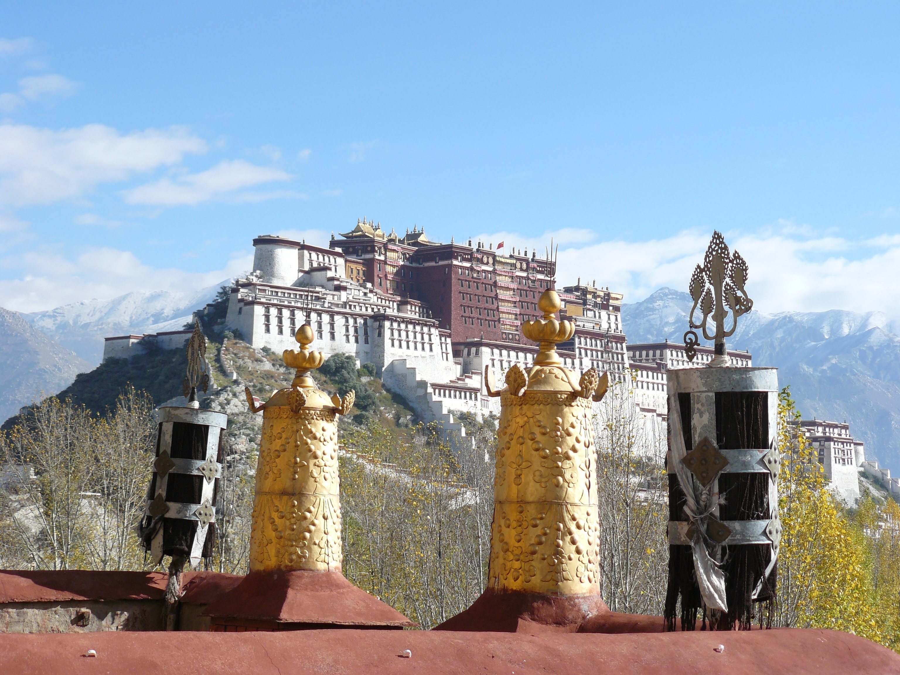 tibet-reisen-kailash-himalaya-kultur-sehenswuerdigkeiten-lhasa-palast-potala Der Potala Palast diente in der Vergangenheit u.a. als Regierungssitz, Kloster und Residenz mehrerer Dalai Lamas