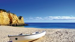 Portugal_Algarve_Boot Strand_iStock_000033976958_Large_© inaquim EInsames Boot am Strand