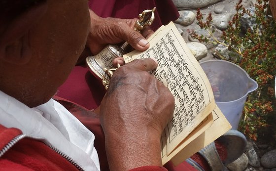 indien-reisen-nordindien-zanskar-moench-mantra-schriftrolle Von Mönchen werden bei Festen in Zanskar Mantren vorgetragen