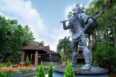 Kraftvoll und anmutig schmiegt sich die Figur des hinduistischen Affengottes Hanuman in die Anlage des Athreya