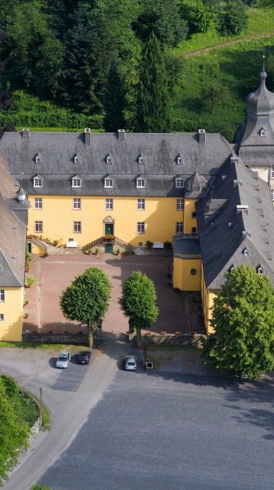 Das Schloss Melschede ist ein Wasserschloss in Hövel, einem Stadtteil von Sundern im Sauerland