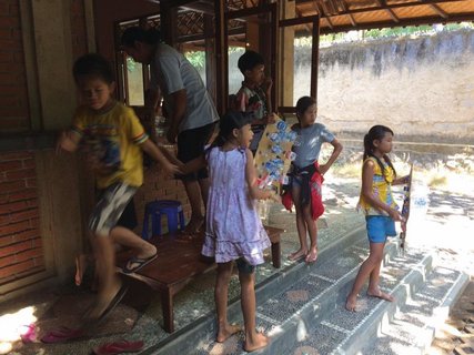 Die Kids der Saraswati mandala School auf Bali helfen eifrig beim Bau der Recycle-Klimaanlage