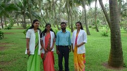 ayurveda-kuren-indien-kerala-sitaram-beach-retreat-team-dr-jobin-junior-aerztinnen Ayurveda-Arzt Dr. Jobin mit den Junior-Ärztinnen aus seinem Sitaram Team