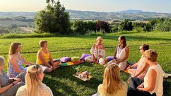 claudia-hubberten-yoga-urlaub-italien-marken-villa-garulli-wow-retreat-sitzkreis Gemeinsam austauschen und wachsen im WOW-Retreat