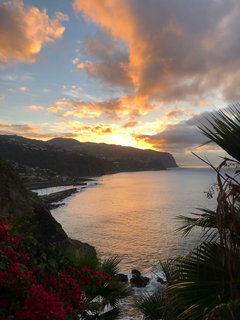 Die Klippen bei Sonnenuntergang mit Blick auf das Meer