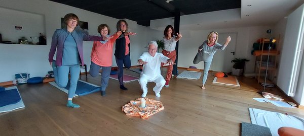 Der helle Yogaraum lädt zu intensiven Asanas ein