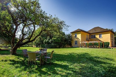 Das Gästehaus inmitten des grünen Gartens