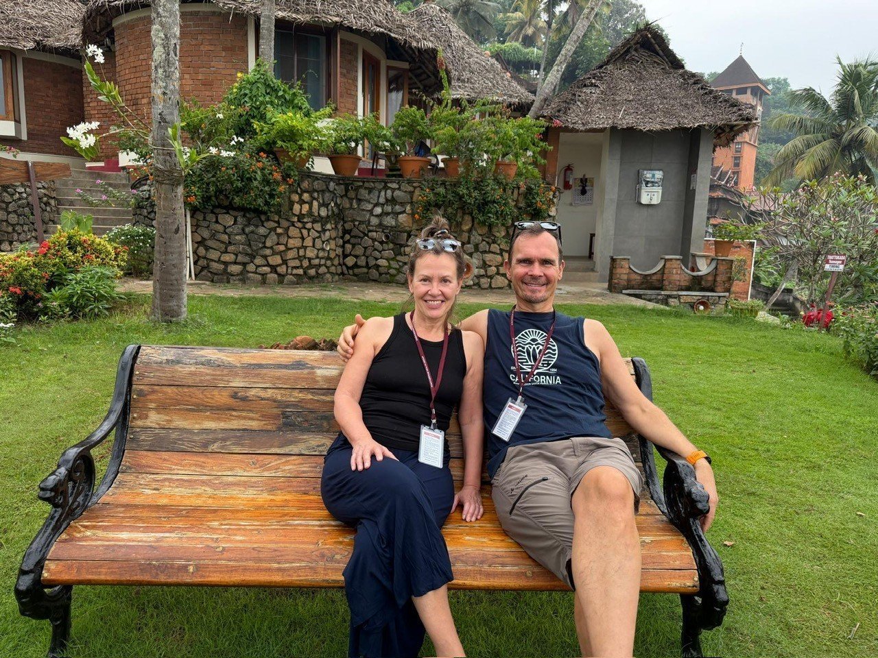 Zwei Personen auf einer Bank