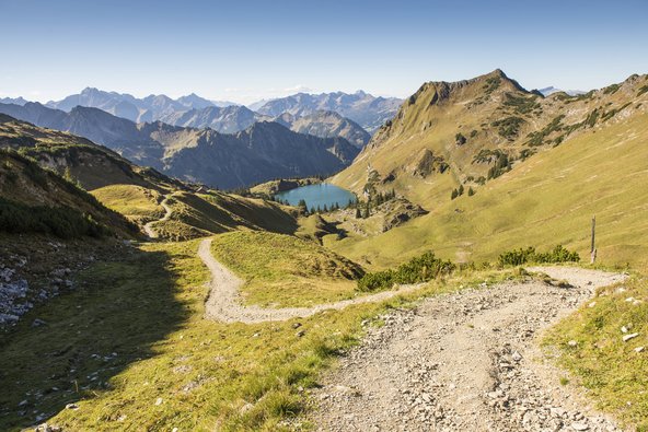 Pfad in den Bergen und See