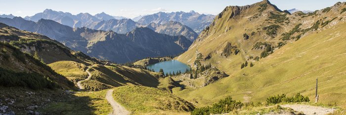 Pfad in den Bergen und See