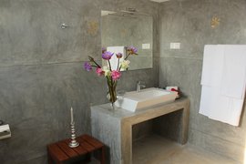 Modernes Badezimmer im Sithnara Ayurveda Resort